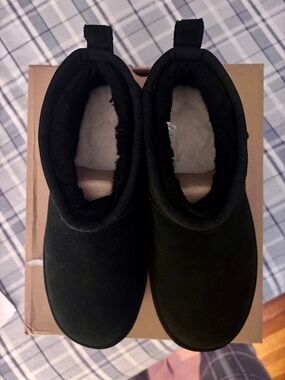 UGG BLACK MINI PLATFORM BOOTS